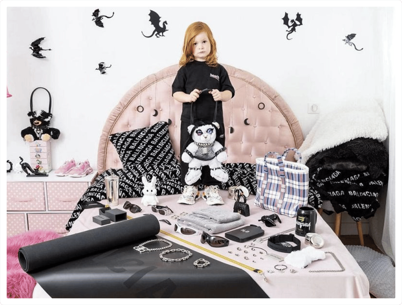 La marca de moda Balenciaga retira anuncios con niños y ositos de peluche con ataduras